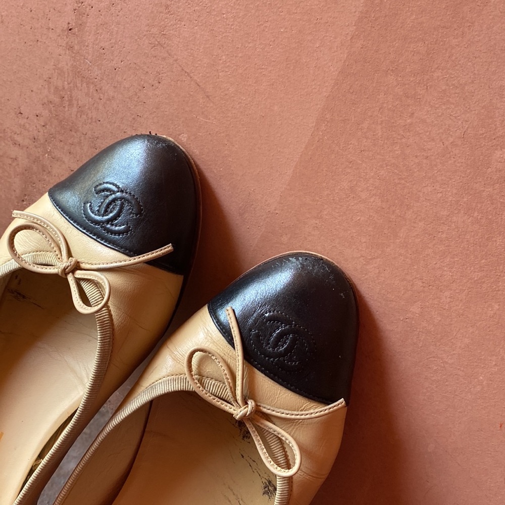 Chanel Classic cap toe cc tan black ballerines leather flats size 40